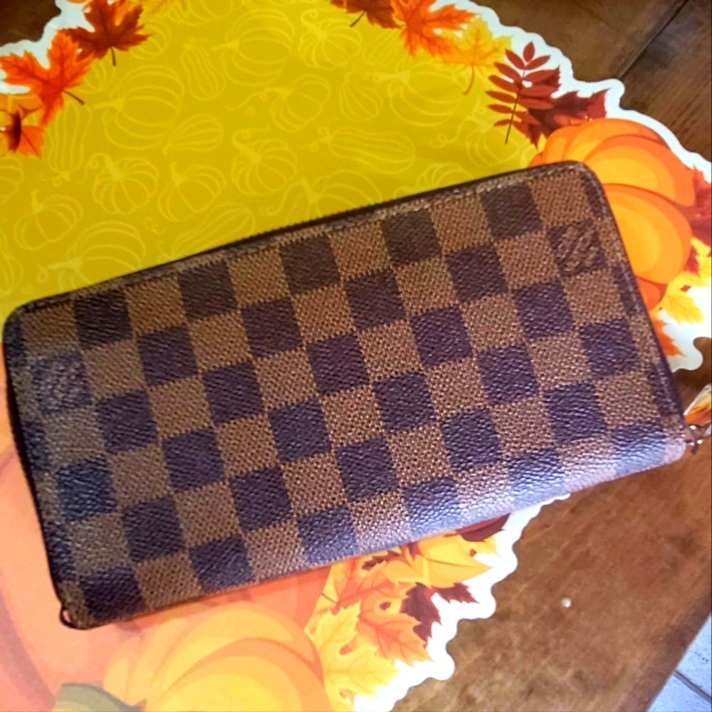 Louie Vuitton zippy wallet